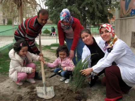 Anaokulu öğrencileri fidan dikti