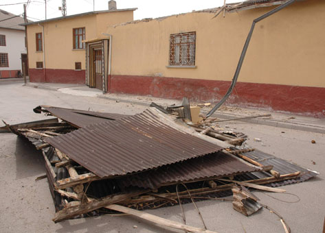 Fırtına çatıları uçurdu