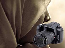 Başörtülü muhabiri tartakladılar