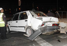 Alkollü bayan sürücü otomobile çarptı