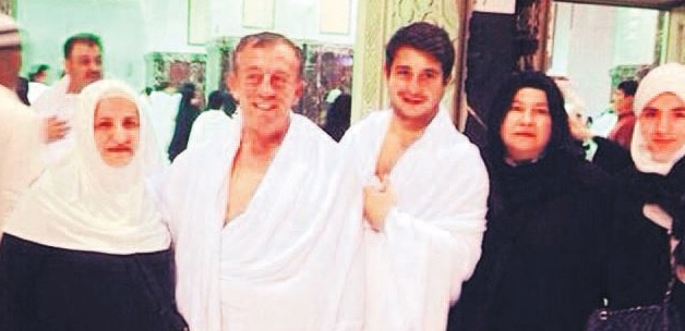 Ali Ağaoğlu ailece Umre'ye gitti