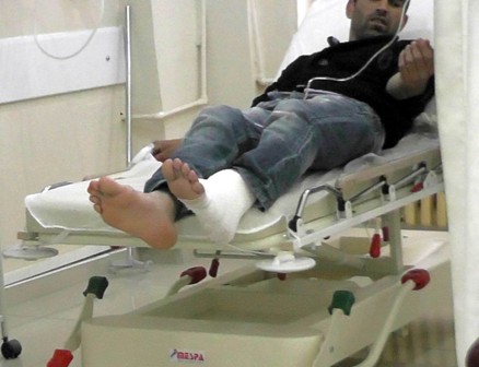 Odun yerine ayağını kesti