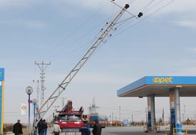 Elektrik direkleri rüzgardan yıkıldı