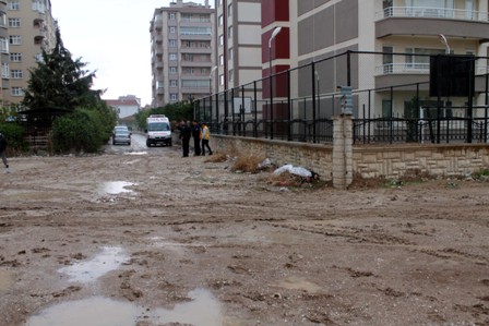 Evine 100 metre kala kalp krizinden öldü