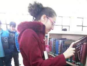 GENÇLİK  KÜTÜPHANE GEZİSİNDE
