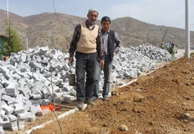 Sarayönü Emine Hatun Caddesi'ne kaldırım yapılıyor