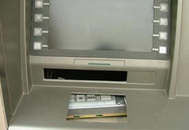 Kulu'da ATM'ye zarar verdiler