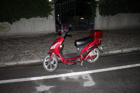 Su içmek için kalkınca motosikletini çalan hırsızları gördü
