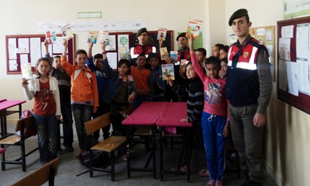 Emirgazi'de jandarma öğrencilere kitap dağıttı