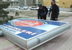 Fırtına tabelacıların işini artırdı