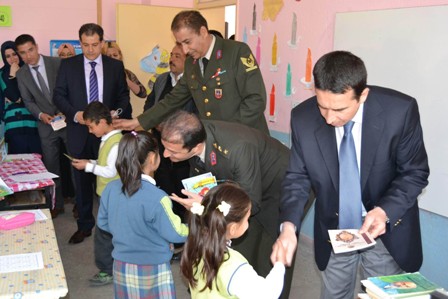Jandarma öğrencilere kitap dağıttı