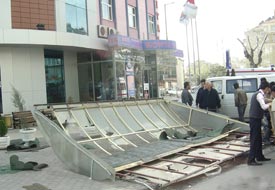 Hastane çatısı uçtu, minare yıkıldı