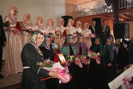 Hafız bayanlar taç giydi