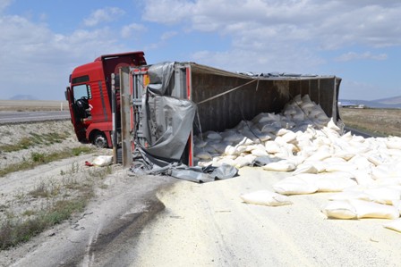 Ereğli'de tır devrildi: 2 Yaralı
