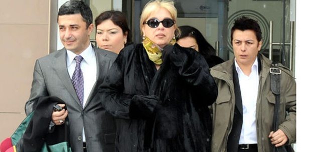 Zerrin Özer: Başbakan Erdoğan'ı sevdiğim için tehdit edildim