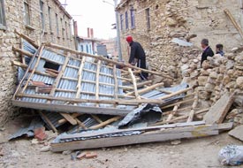 Fırtına evin çatısını uçurdu