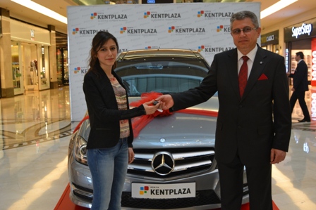 Kentplaza’nın talihlisi, otomobiline kavuştu