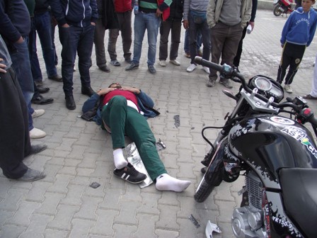 Hafif ticari araç motosikletle çarpıştı: 1 yaralı