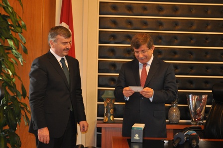 Davutoğlu ne okuyor?
