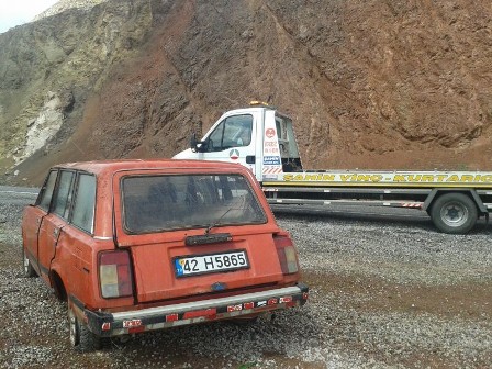 Beyşehir'de otomobil devrildi: 2 yaralı