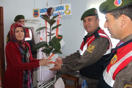 Beyşehir’de Jandarma’dan ebelere kutlama jesti