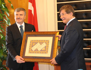 Davutoğlu'ndan Akyürek'e ziyaret