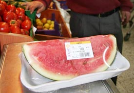 İran karpuzunun kilosu 3 YTL