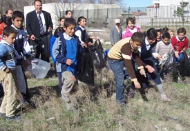 Karapınar'da öğrenciler çöp topladı