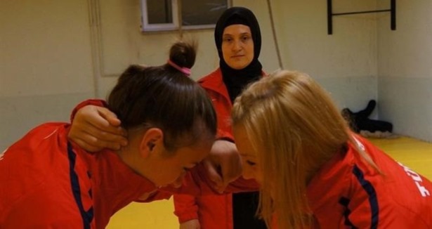 Güreş takımına başörtülü antrenör