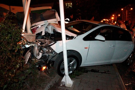 Seydişehir'de otomobil direğe çarptı: 1 yaralı