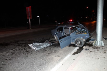 Direğe çarpan otomobilin kadın sürücüsü öldü