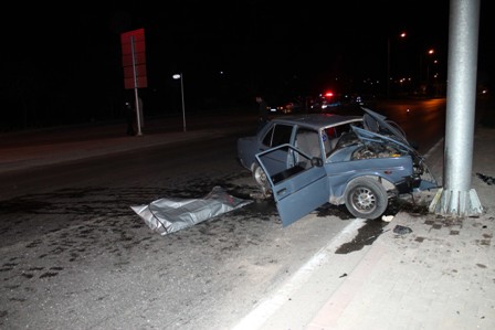 Konya'da otomobil yön levhasına çarptı: 1 ölü, 3 yaralı