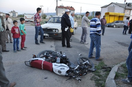 Otomobille motosiklet çarpıştı