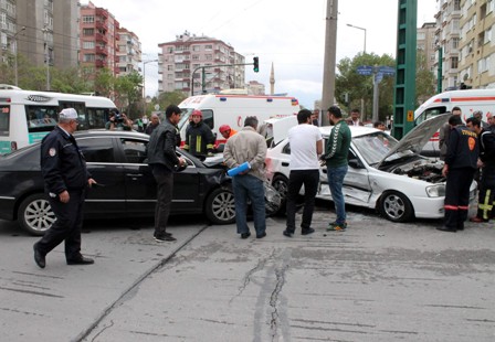 Konya'da 2 Otomobil Çarpıştı: 2 Yaralı