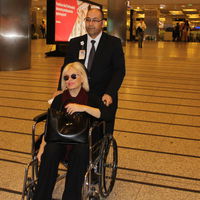 Ajda Pekkan tekerlekli sandalyede