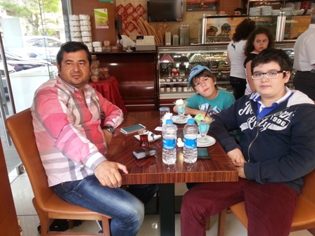 Nazım Bey, veliahtlarıyla poz verdi