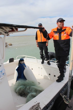 Jandarma göle serilen balıkçı ağlarını toplamak için seferber oldu