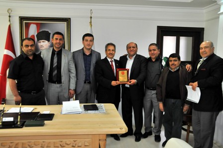 Akşehirspor taraftar grubundan protokol üyelerine plaket