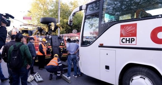 Beşiktaş'ta CHP otobüsüne müdahale