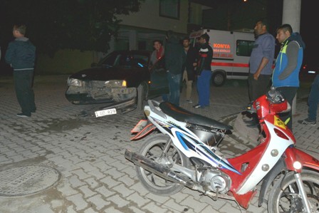 Otomobille motosiklet çarpıştı: 2 yaralı