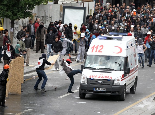 1 Mayıs'ta Vandalizm Terörü: Ambulanslara bile saldırdılar