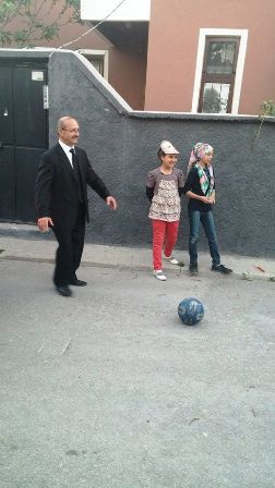 Ahmet Sorgun çocukları dinliyor