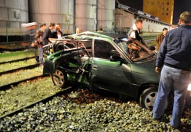 Yük treni otomobile çarptı