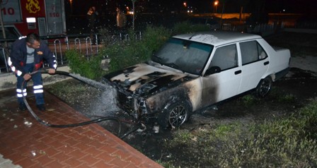 Şehit babasının otomobili kundaklandı