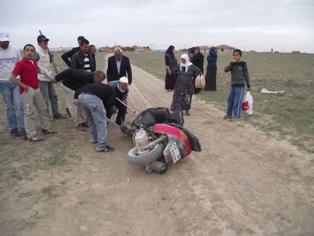 Bindiği motosiklette elini yılan ısırdı