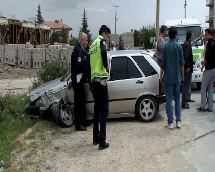 Konya'da otomobil ile minibüs çarpıştı: 4 yaralı