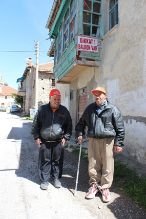Evini, levhayla korumaya çalışıyor