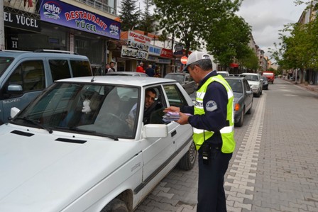 Trafik polisinden broşürlü uyarı
