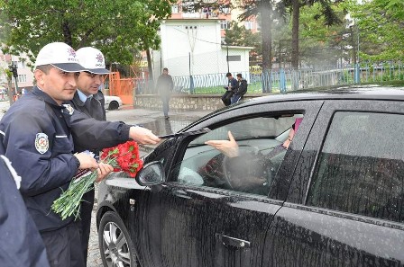 Akşehir’de trafik ekiplerinden sürücülere karanfil