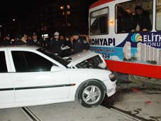 Otomobil tramvaya çarptı: 1 yaralı